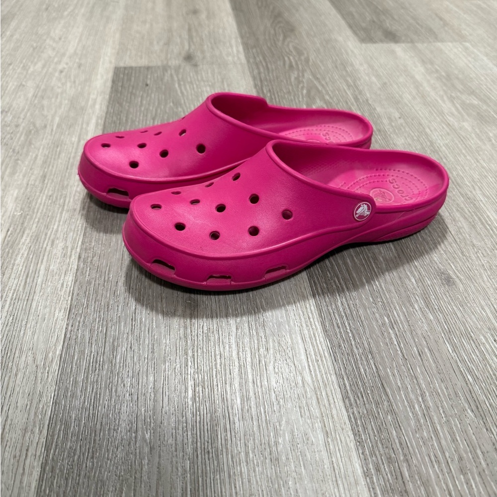CROCS Fuchsia Slip-On Clogs